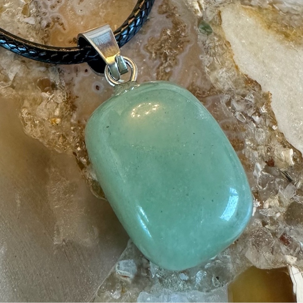 3162 Chic Mint Green Polished Stone Pendant Necklace